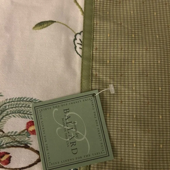 Elegant Green and White Table Runner NWT - Picture 2 of 7